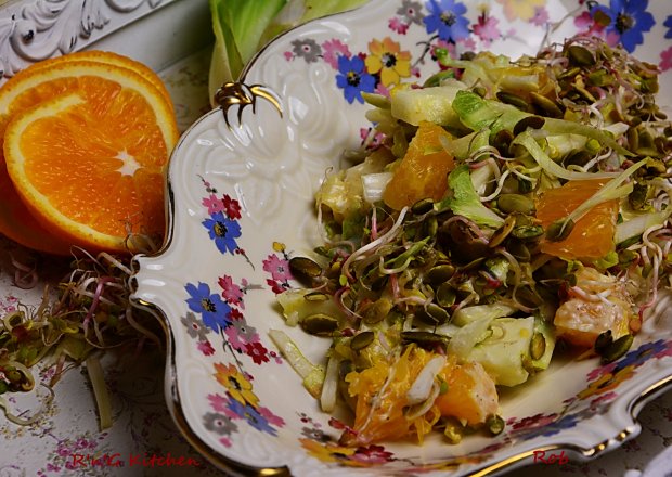 Fotografia przedstawiająca Sałatka z cykorii z owocami