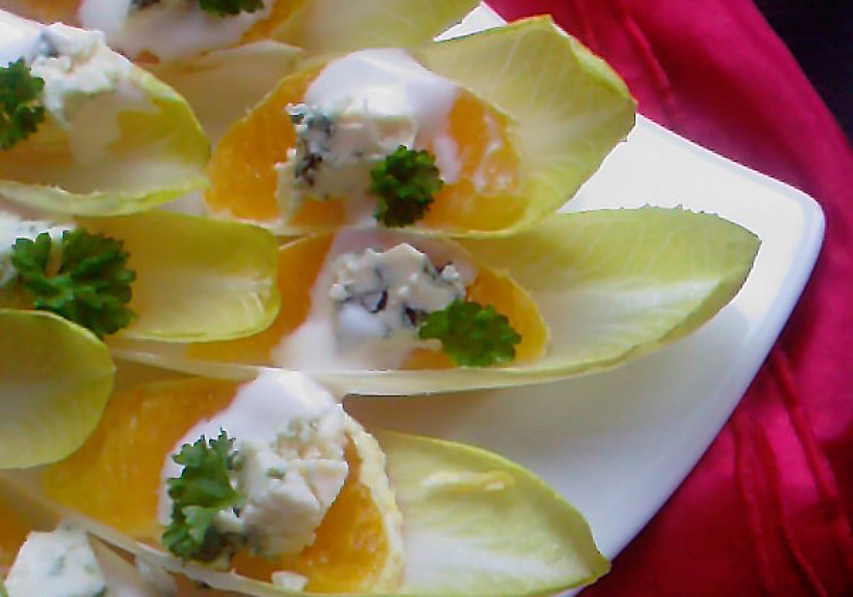 Sałatka z cykorii z pomarańczą i niebieskim serem pleśniowym foto