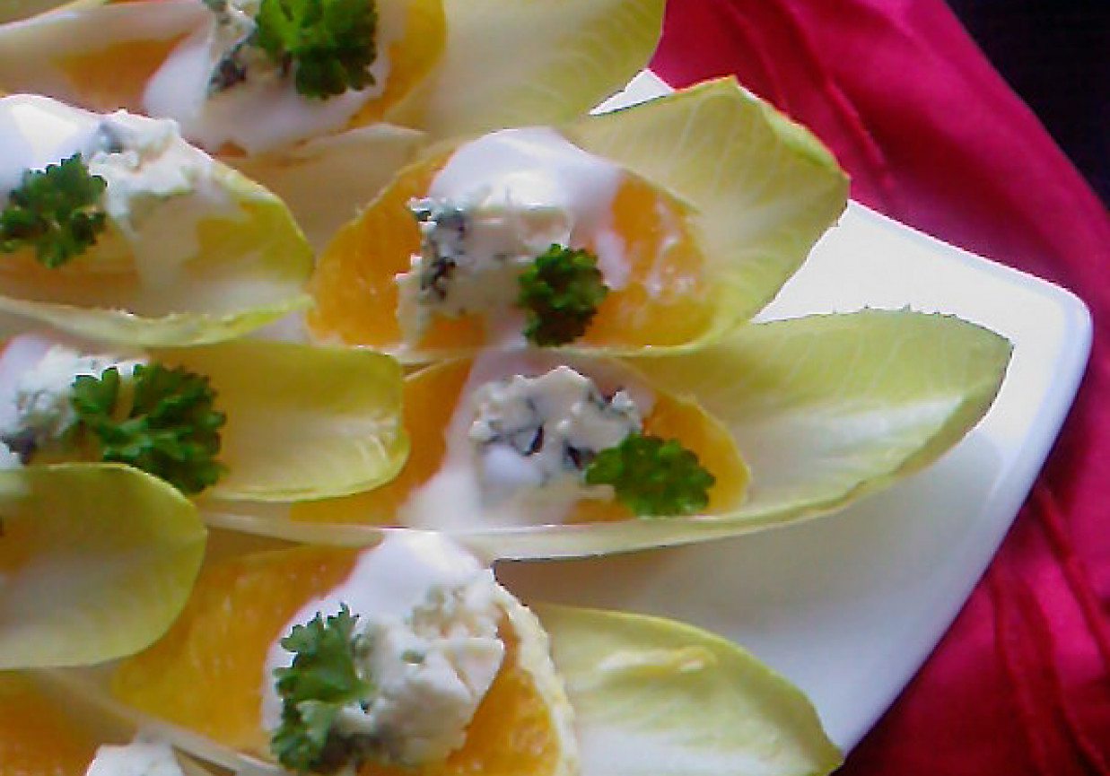Sałatka z cykorii z pomarańczą i niebieskim serem pleśniowym foto