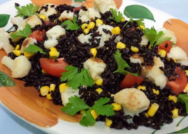 Fotografia przedstawiająca Sałatka z czarnym ryżem i kalafiorem