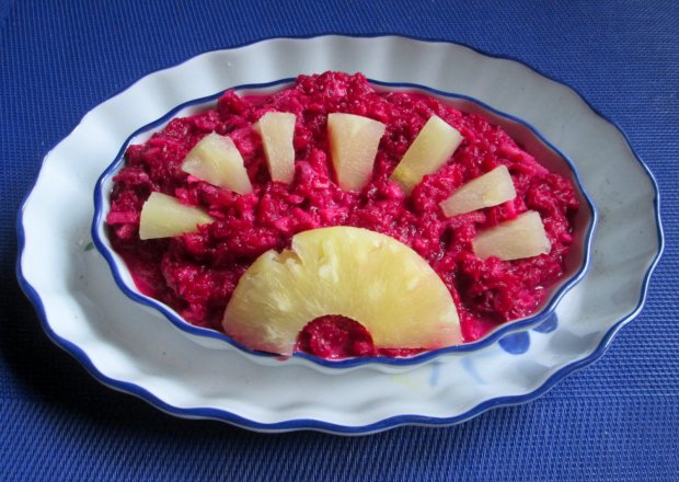 Fotografia przedstawiająca Sałatka z czerwonych buraczków i ananasem