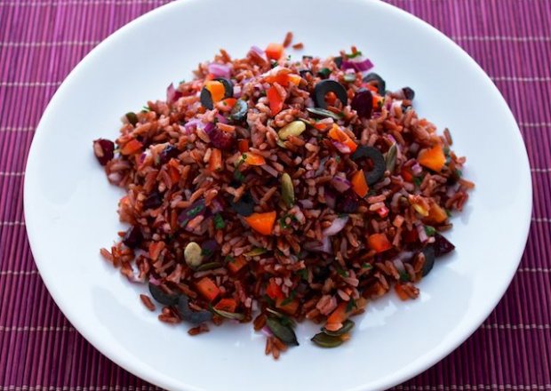 Fotografia przedstawiająca Sałatka z czerwonym ryżem i pestkami dyni