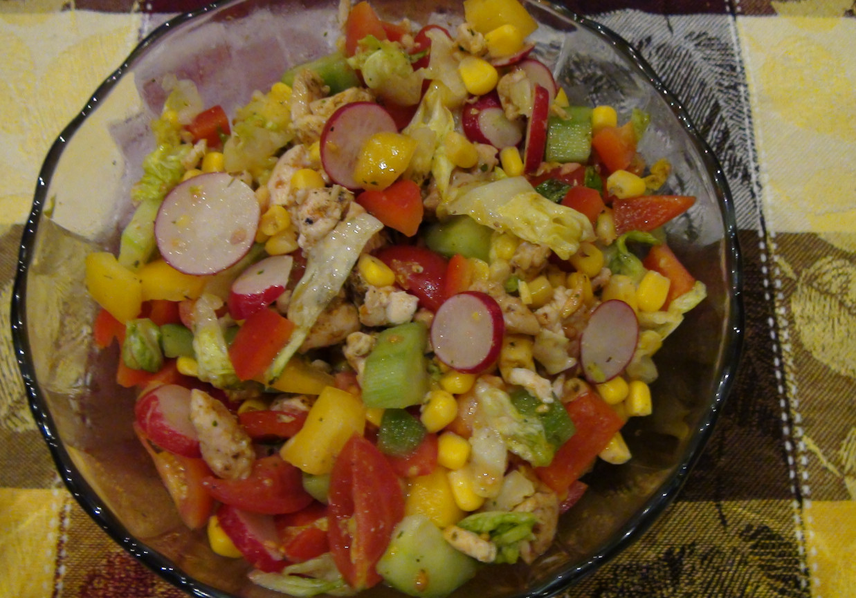 Sałatka z dodatkiem sałaty rzymskiej foto