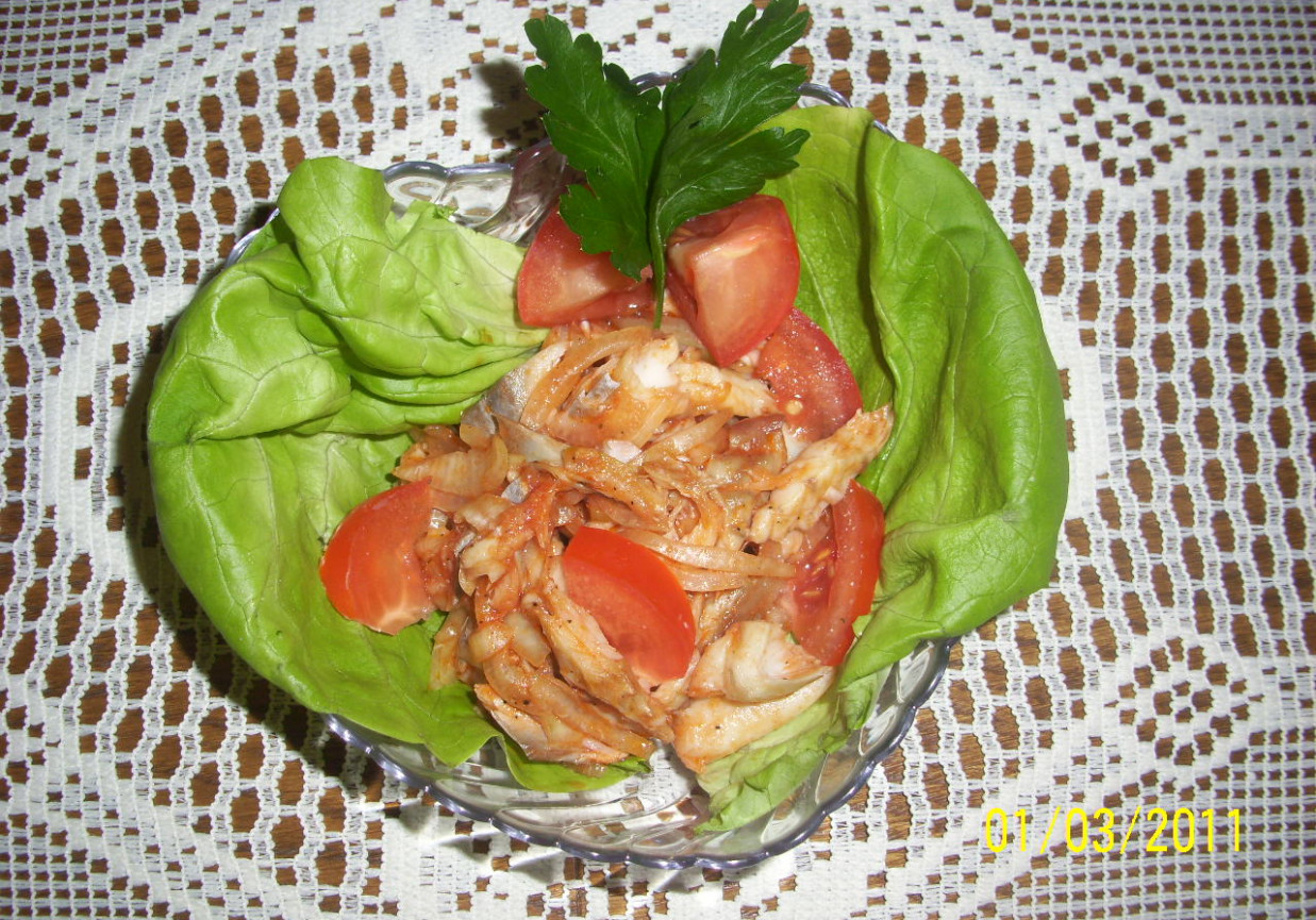 Sałatka z dorsza wędzonego z pomidorami foto