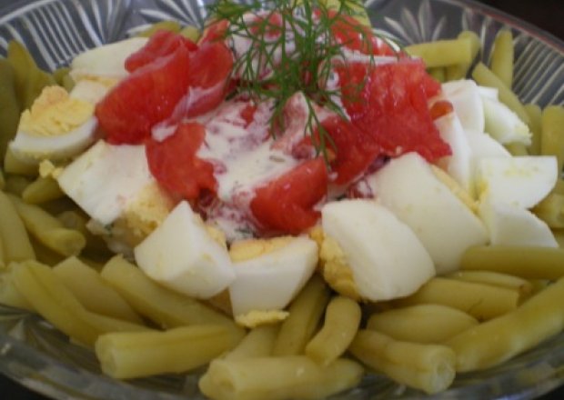 Fotografia przedstawiająca Sałatka z fasoli, jaj i pomidorów