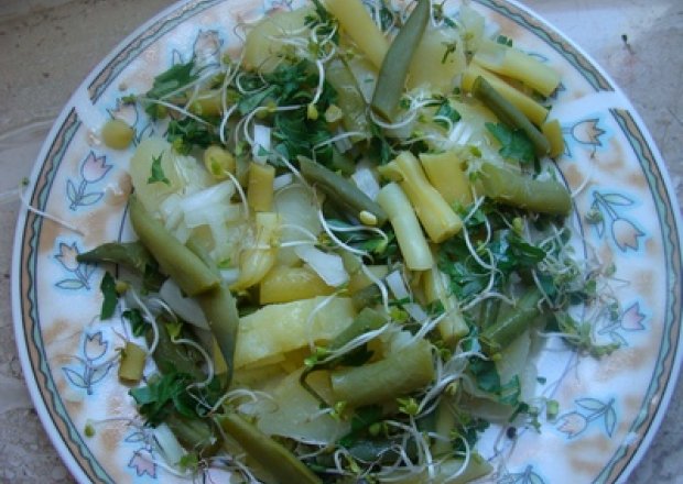 Fotografia przedstawiająca Sałatka z fasolką szparagową i ziemniakami
