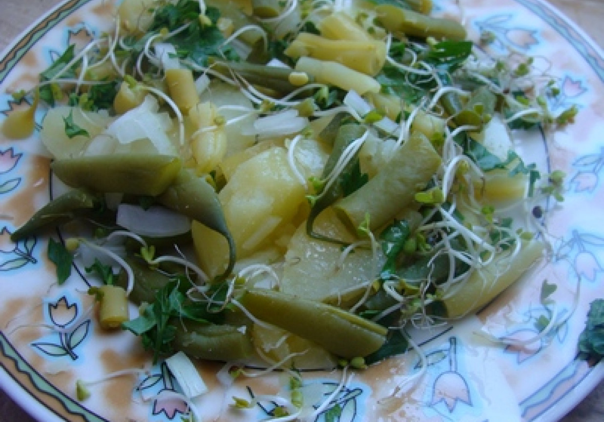 Sałatka z fasolką szparagową i ziemniakami foto