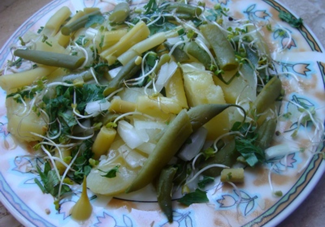 Sałatka z fasolką szparagową i ziemniakami foto