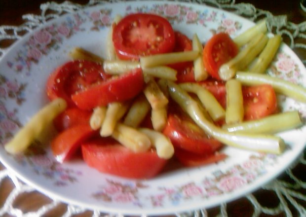 Fotografia przedstawiająca Sałatka z fasolki i pomidorów