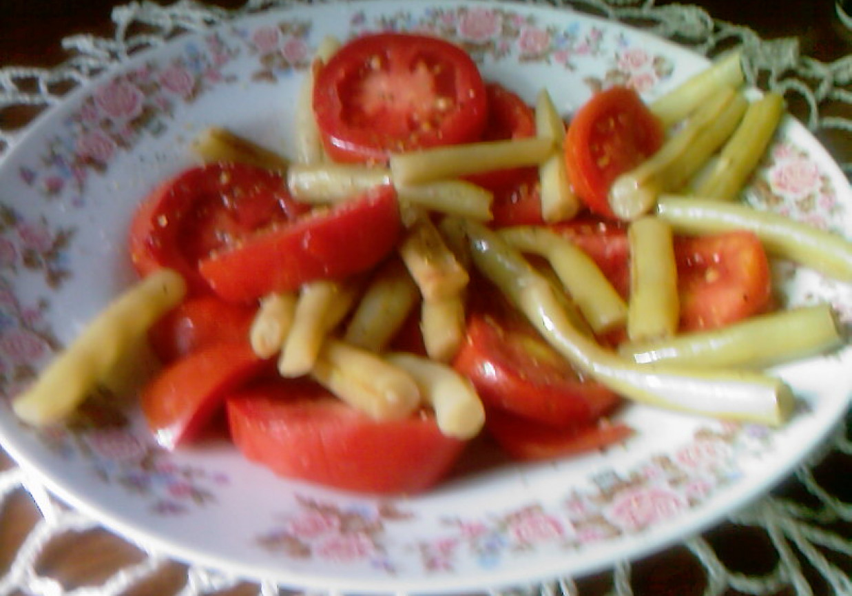 Sałatka z fasolki i pomidorów foto