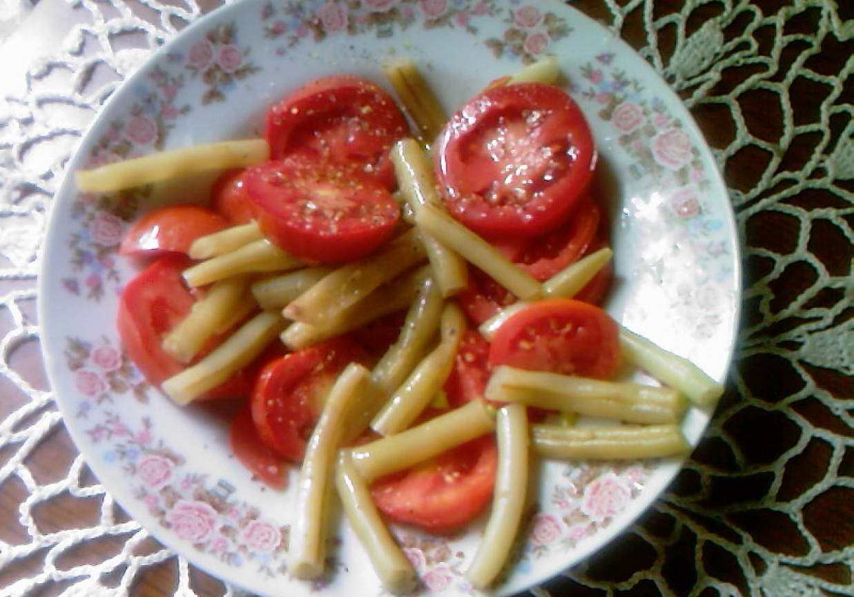 Sałatka z fasolki i pomidorów foto