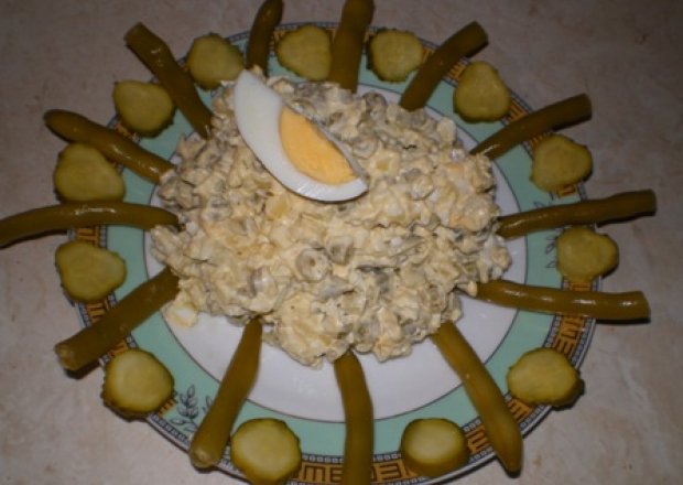 Fotografia przedstawiająca Sałatka z fasolki, korniszonów i jajek