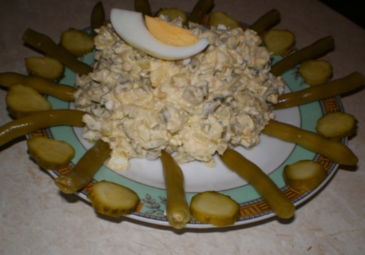 Sałatka z fasolki, korniszonów i jajek foto