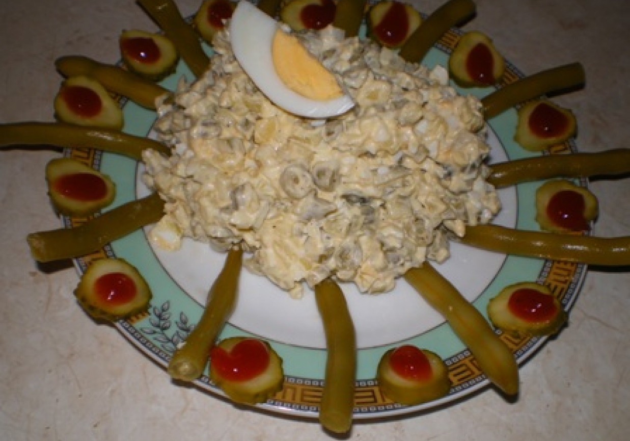 Sałatka z fasolki, korniszonów i jajek foto