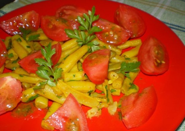 Fotografia przedstawiająca Sałatka z fasolki szparagowej i pomidorów