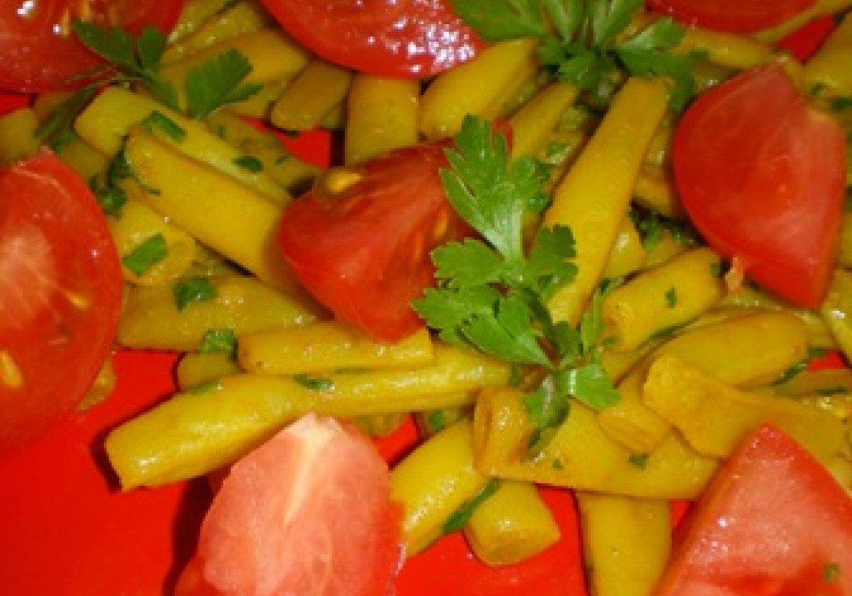 Sałatka z fasolki szparagowej i pomidorów foto