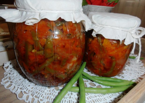Fotografia przedstawiająca Sałatka z fasolki szparagowej z marchewką i cebulą