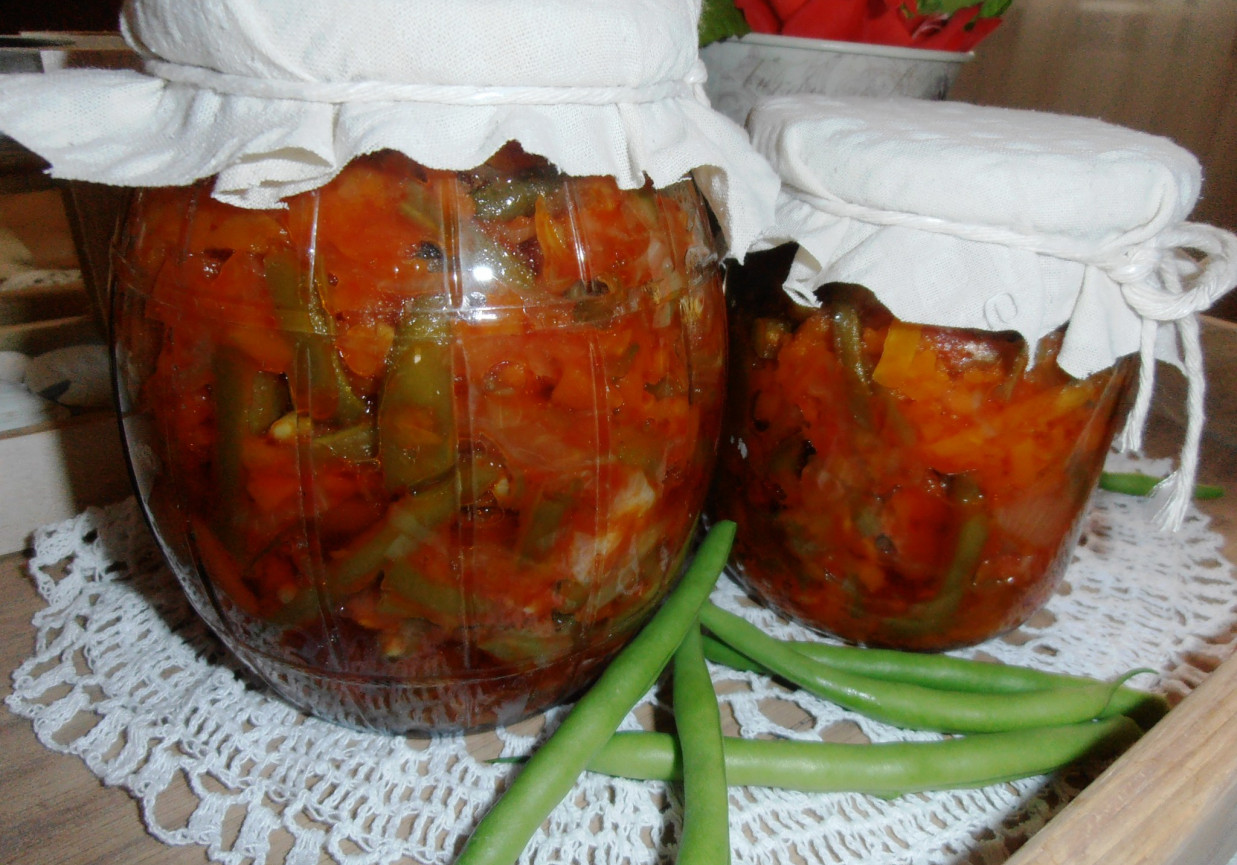 Sałatka z fasolki szparagowej z marchewką i cebulą foto