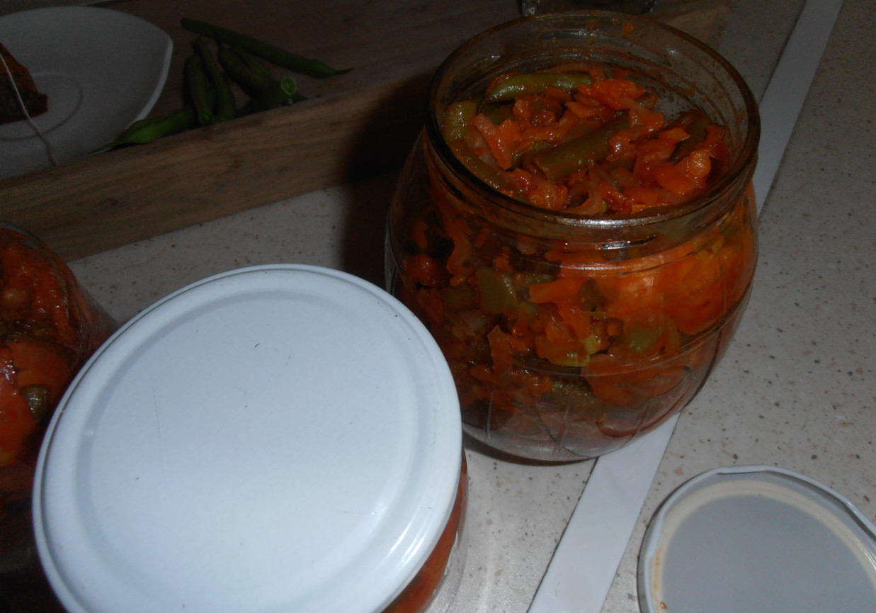 Sałatka z fasolki szparagowej z marchewką i cebulą foto