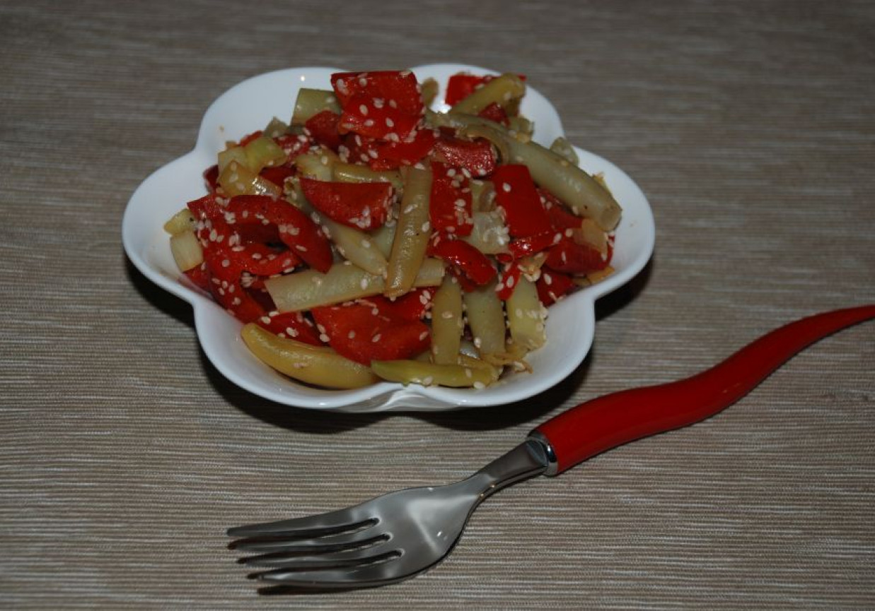 Sałatka z fasolki szparagowej z papryką foto