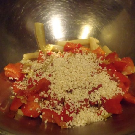Krok 6 - Sałatka z fasolki szparagowej z papryką foto