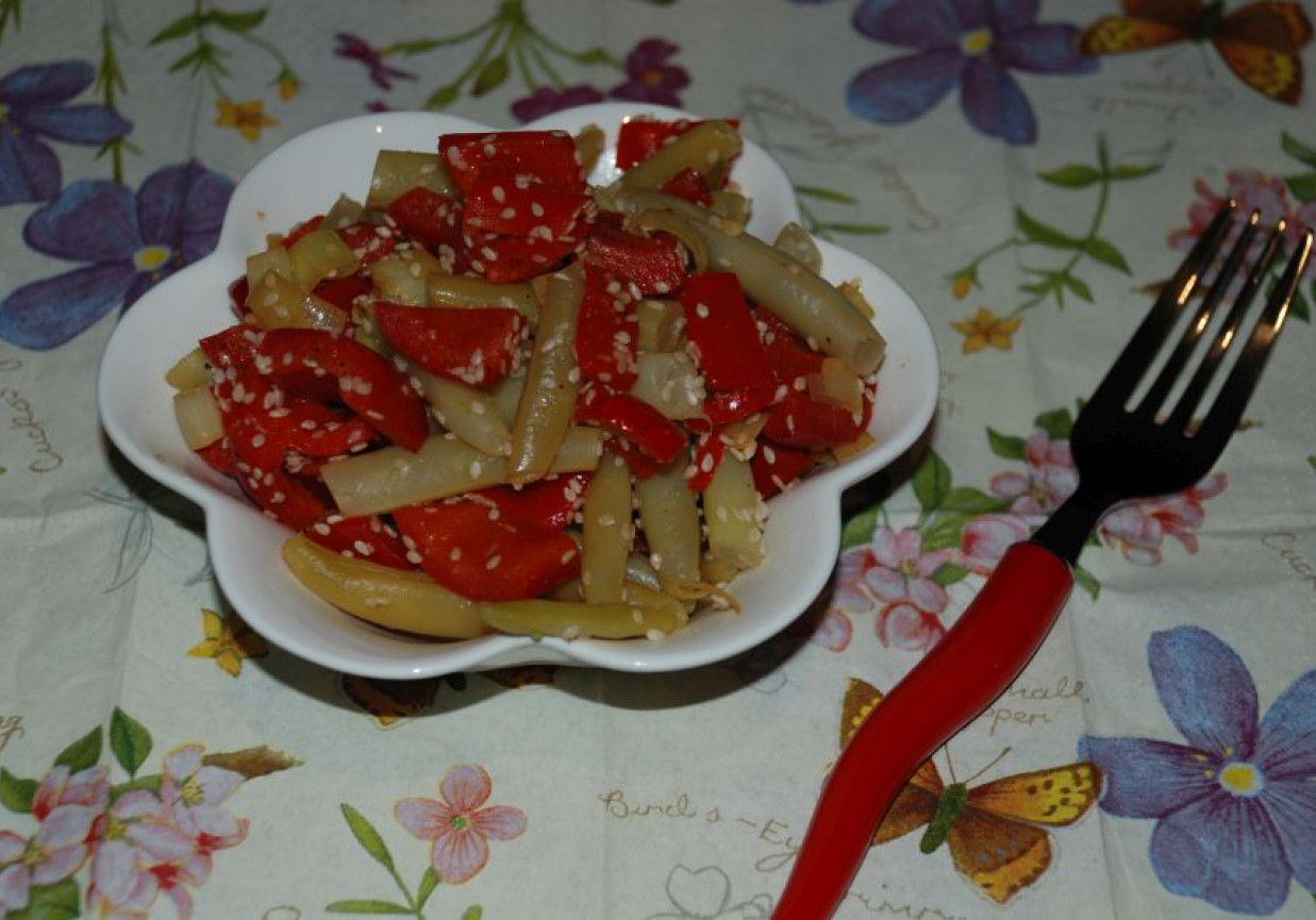 Sałatka z fasolki szparagowej z papryką foto