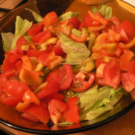 Krok 2 - Sałatka z fetą i pomidorami foto