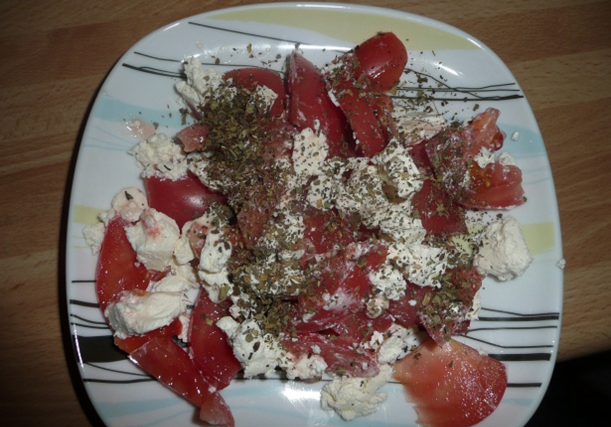 salatka z feta i pomidorkiem foto