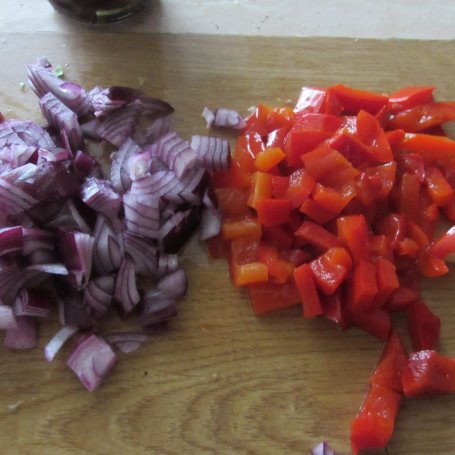 Krok 2 - Sałatka z fetą i suszonymi pomidorami foto