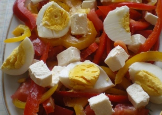 Fotografia przedstawiająca Sałatka z fetą, jajkiem, pomidorem i papryką