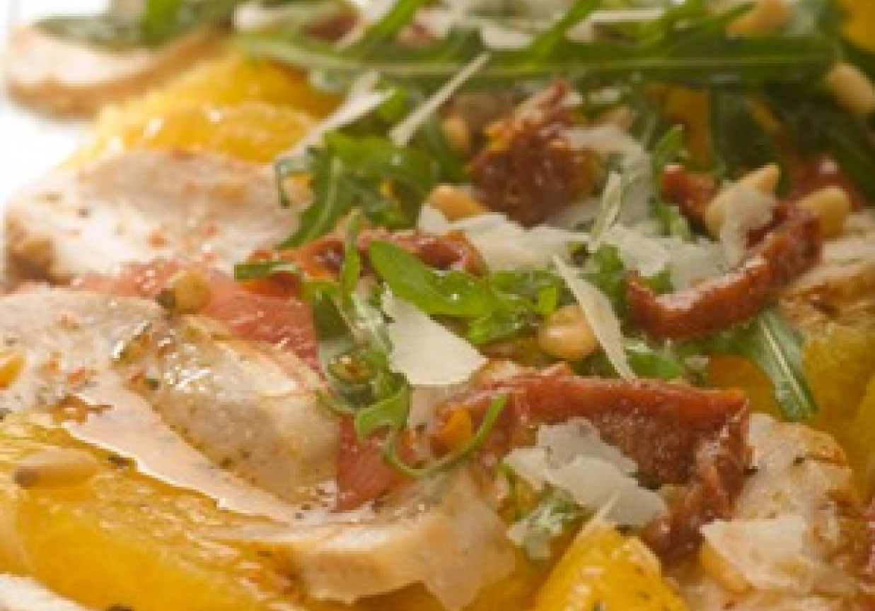 Sałatka z filetowanych pomarańczy i grejpfrutów podana z ziołową piersią z kurczaka foto