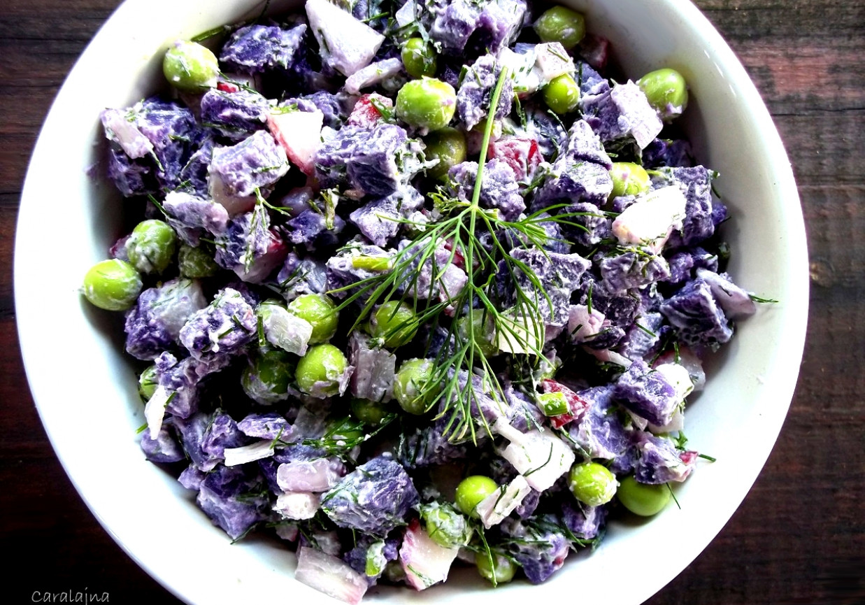 salatka z fioletowych ziemniaków z zielonym groszkiem foto