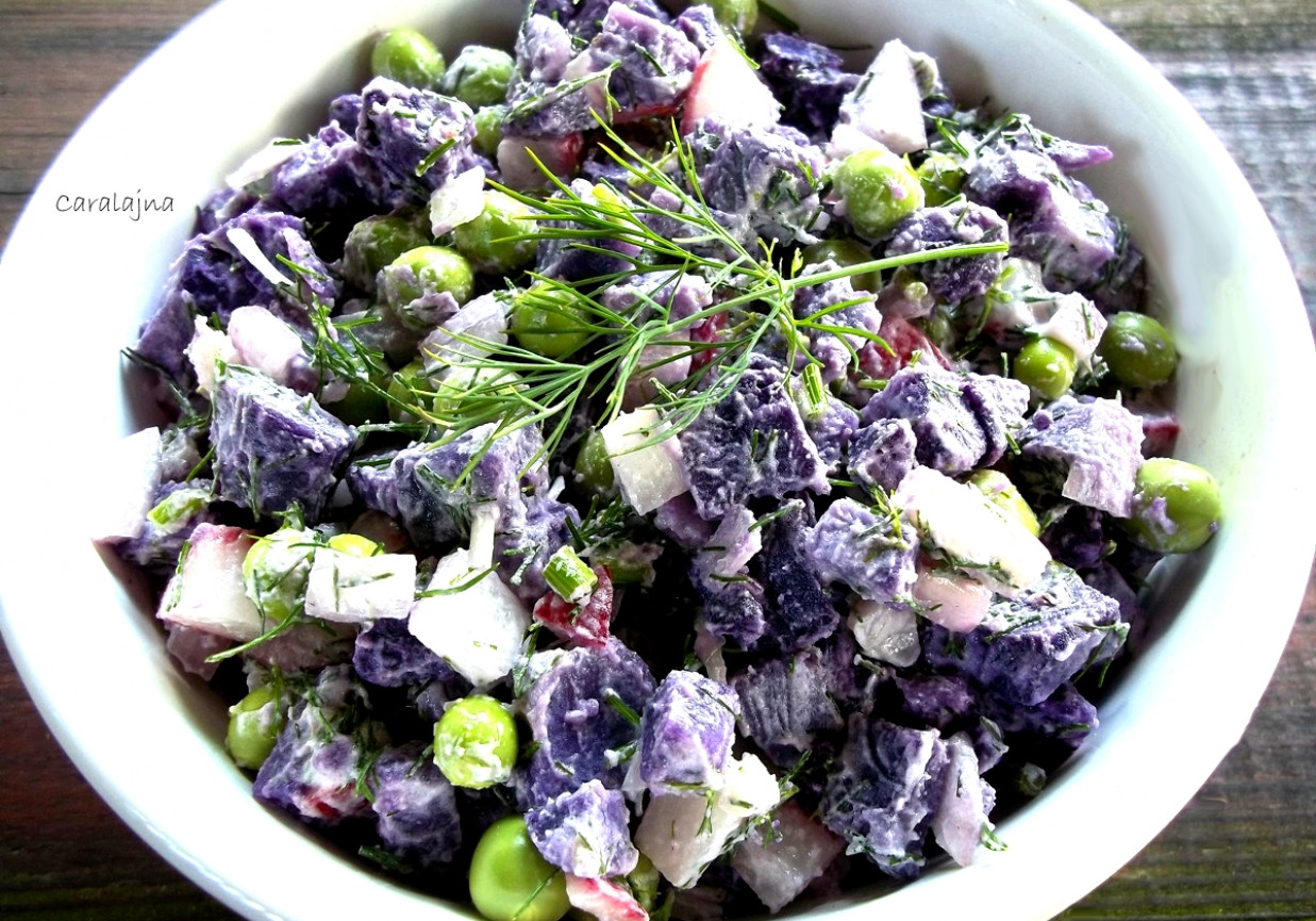 salatka z fioletowych ziemniaków z zielonym groszkiem foto
