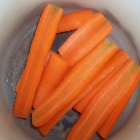 Krok 1 - Sałatka z gotowaną marchewką foto