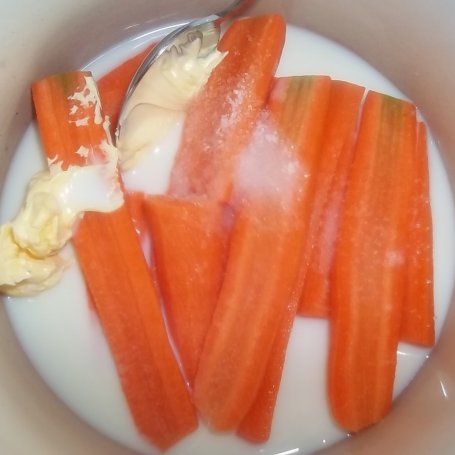Krok 2 - Sałatka z gotowaną marchewką foto