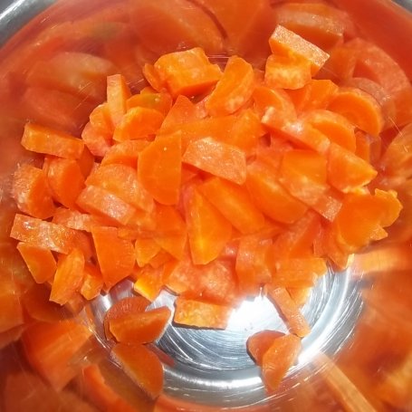 Krok 3 - Sałatka z gotowaną marchewką foto