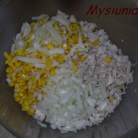 Krok 2 - Sałatka z gotowanego kurczaka i kukurydzy foto
