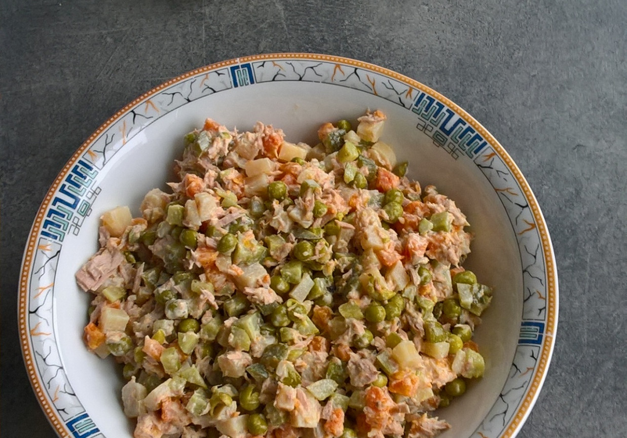 Sałatka z gotowanych warzyw i tuńczyka foto