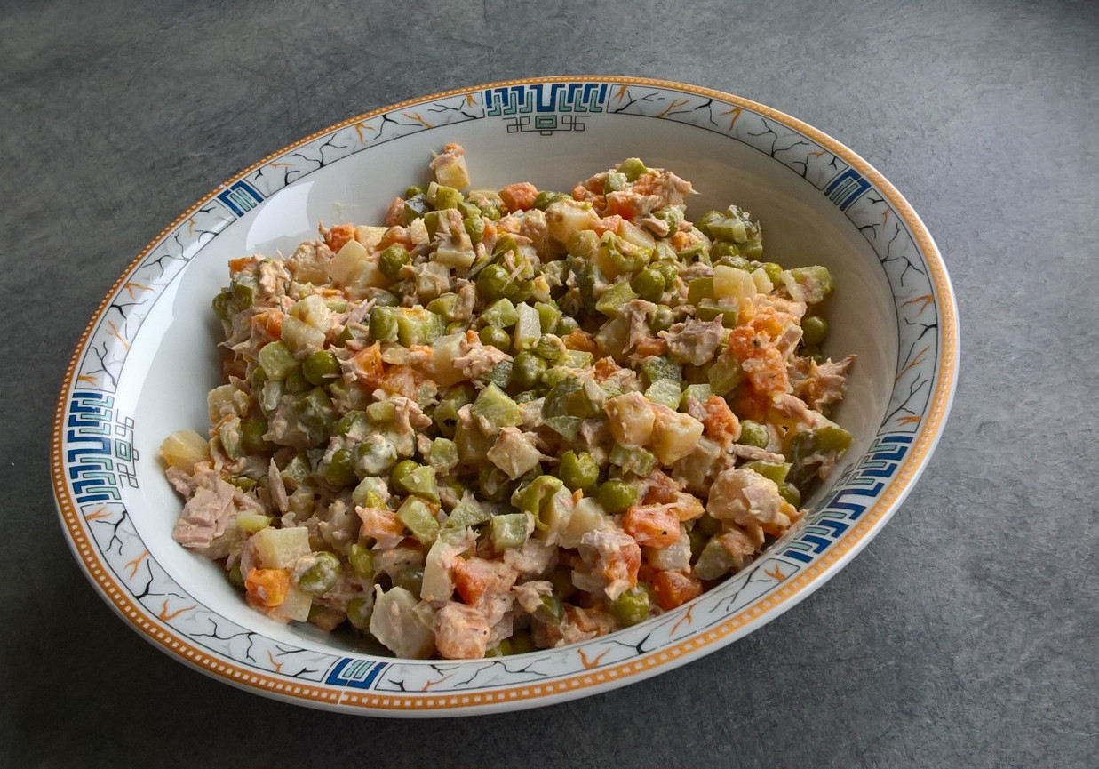 Sałatka z gotowanych warzyw i tuńczyka foto