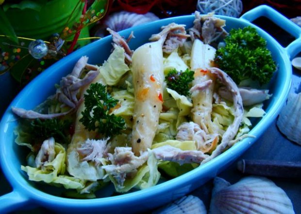 Fotografia przedstawiająca Sałatka z gotowanym kurczakiem i szparagami