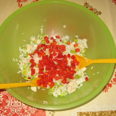 Krok 4 - Sałatka z gotowanym kurczakiem, ryżem i porem foto