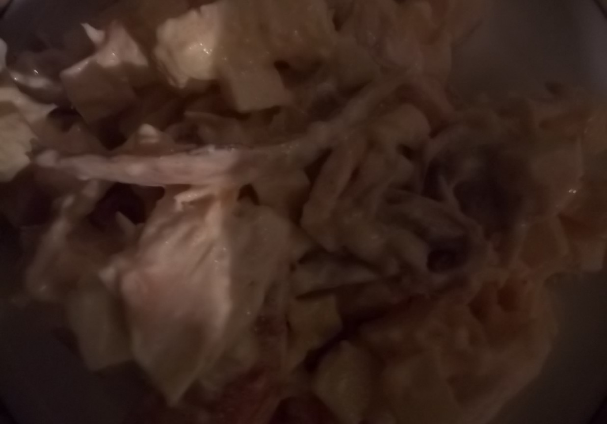 Sałatka z gotowanym kurczakiem foto