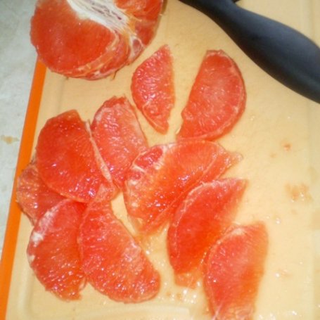 Krok 1 - Sałatka z grapefriutem i oliwkami foto