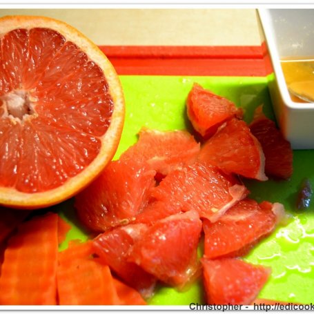 Krok 2 - Sałatka z grapefruitem i miodem. foto