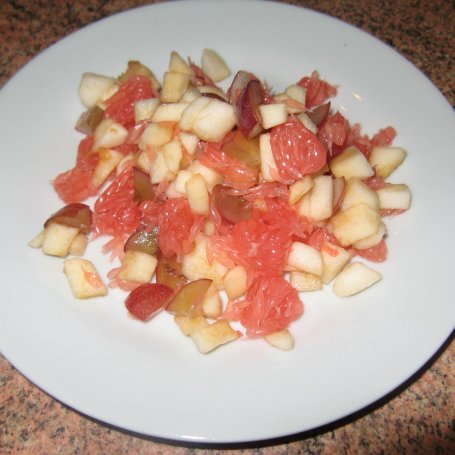 Krok 4 - Sałatka z grejpfruta i jabłka foto