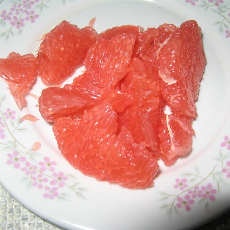 Krok 1 - Sałatka z grejpfruta i jabłka foto