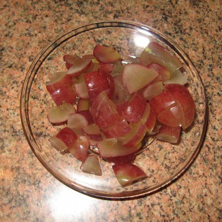 Krok 3 - Sałatka z grejpfruta i jabłka foto