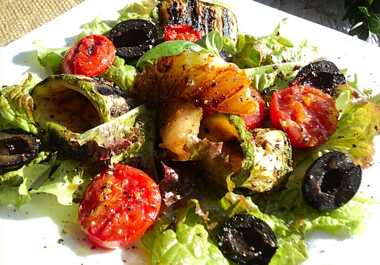 Sałatka z grillowaną cukinią, pomidorkami, gruszką i oliwkami  foto