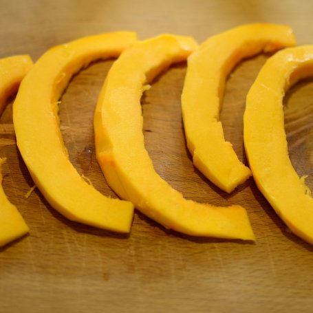Krok 2 - Sałatka z grillowaną dynią, szpinakiem i fetą z pomarańczowym dressingiem foto