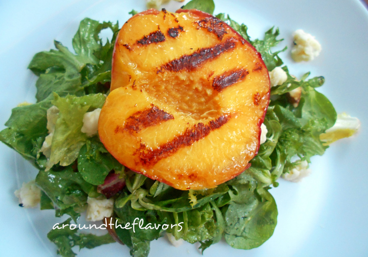 Sałatka z grillowaną nektarynką i serem korycińskim  foto